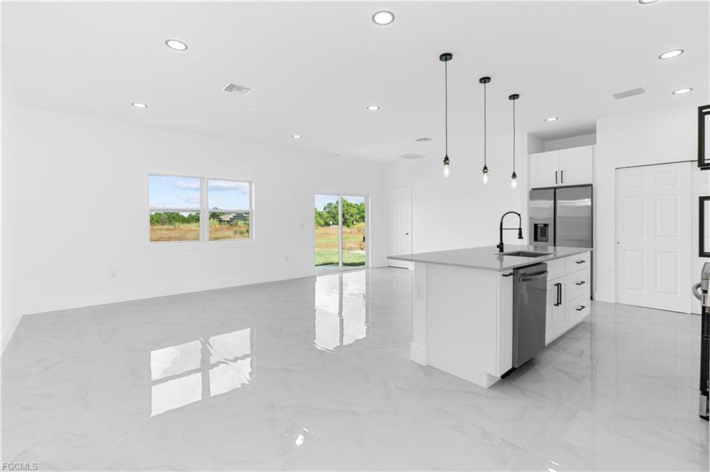 837 Colyer St E - Photo 6 of 8