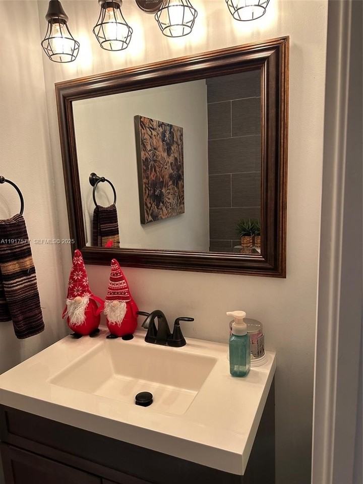 15845 Sw 153rd Ave #0 - Photo 5 of 27