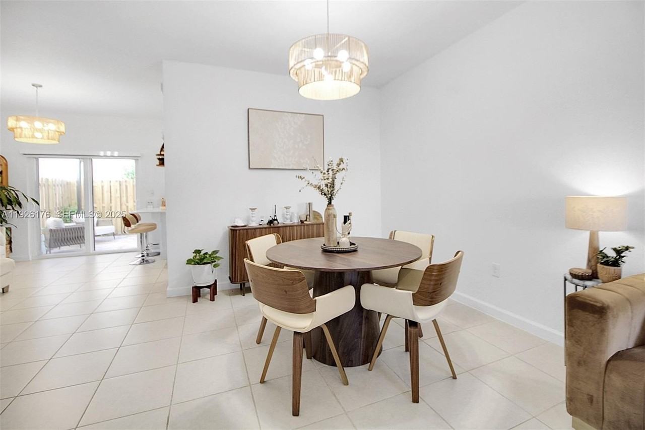 2873 Se 24th Ave #1 - Photo 5 of 27