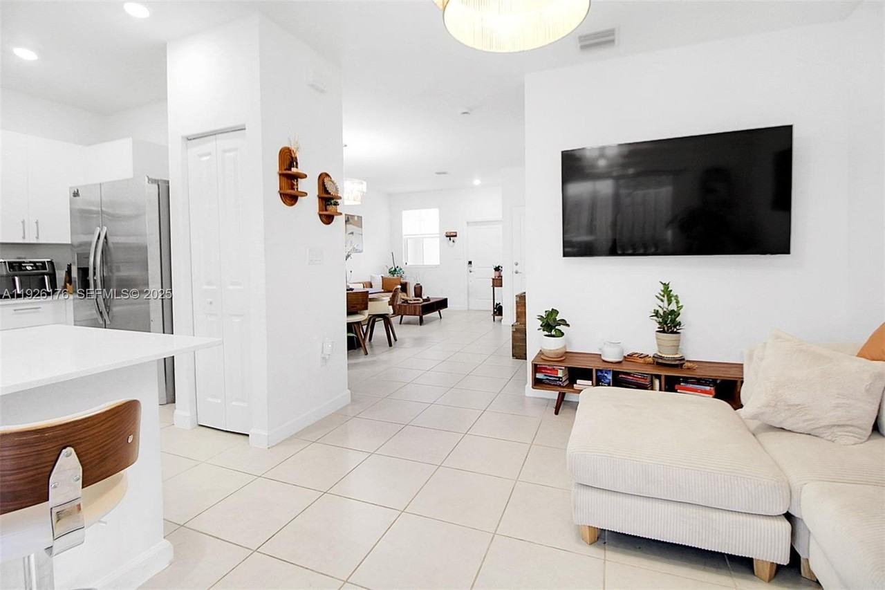 2873 Se 24th Ave #1 - Photo 6 of 27