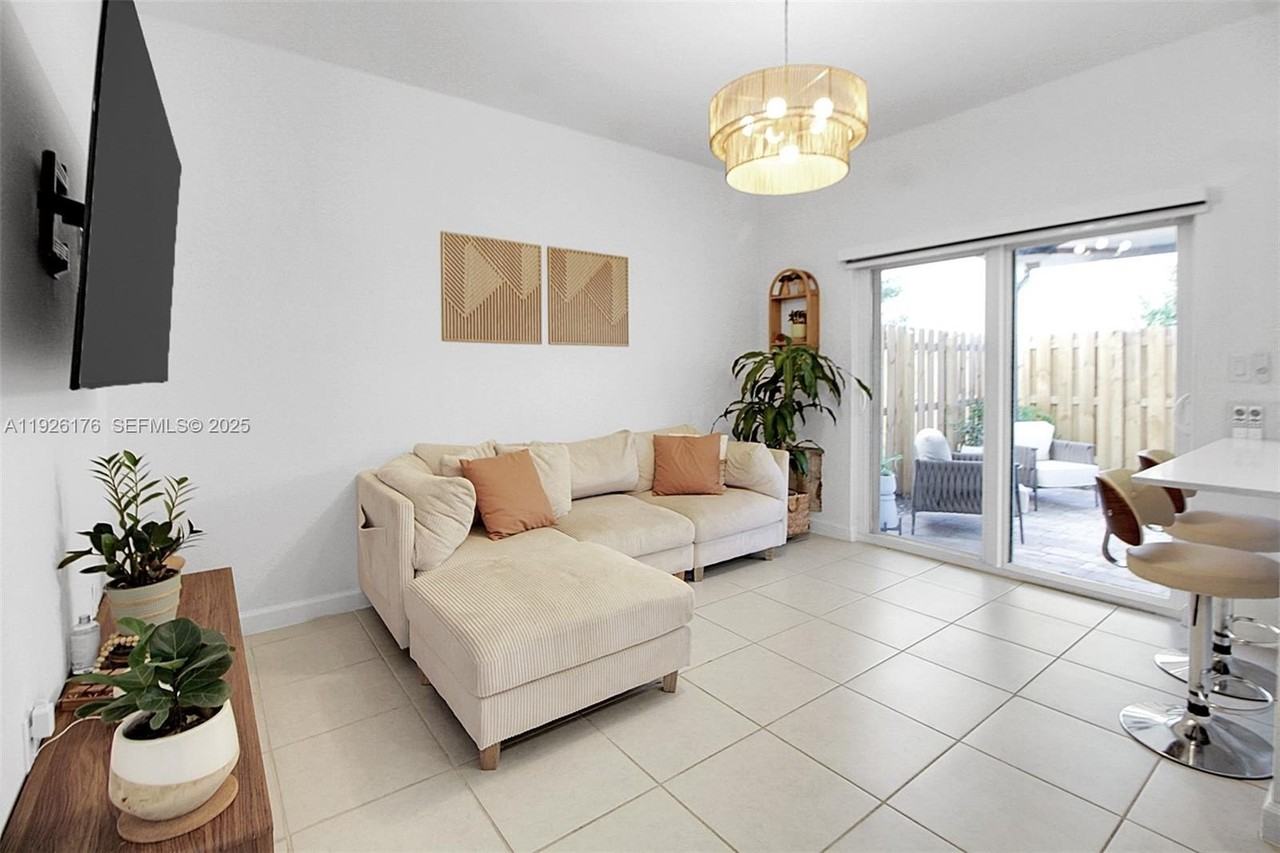 2873 Se 24th Ave #1 - Photo 7 of 27