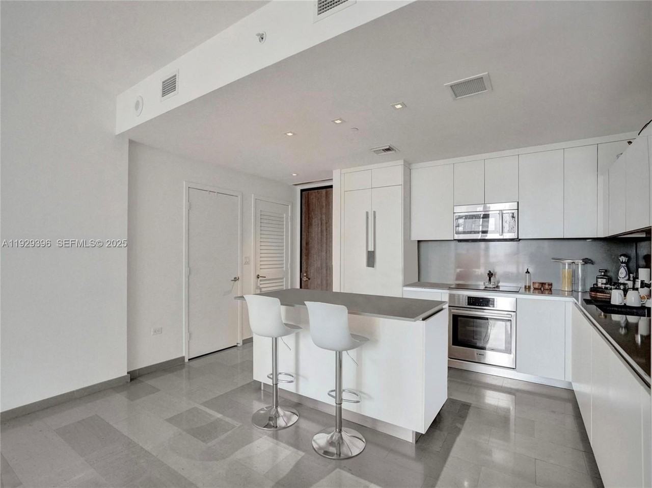 88 Sw 7th St #907 - Photo 2 of 22