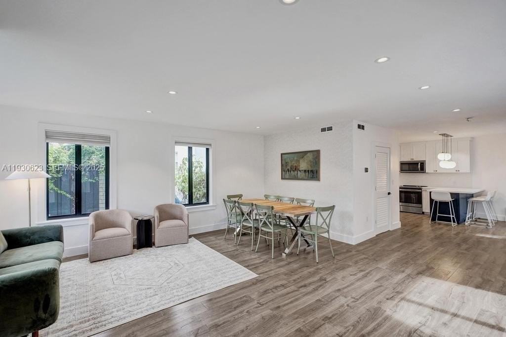 615 W 42nd St - Photo 2 of 10