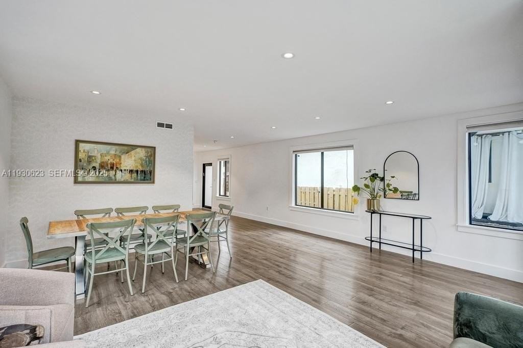 615 W 42nd St - Photo 4 of 10