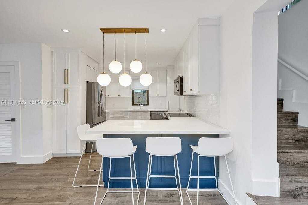 615 W 42nd St - Photo 5 of 10