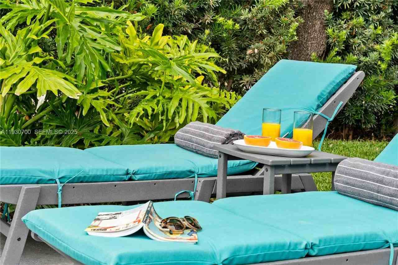 685 Northeast 50th Terrace - Photo 3 of 40