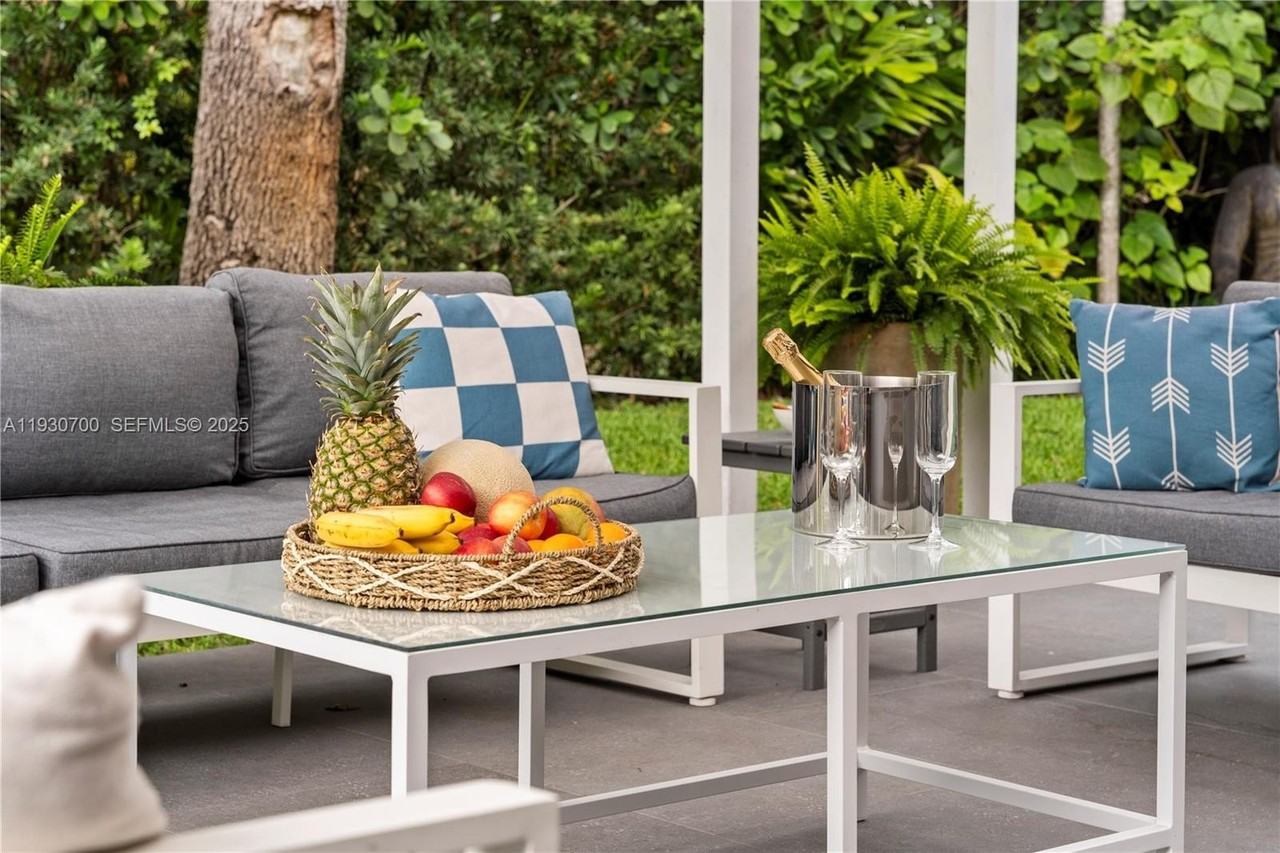 685 Northeast 50th Terrace - Photo 4 of 40