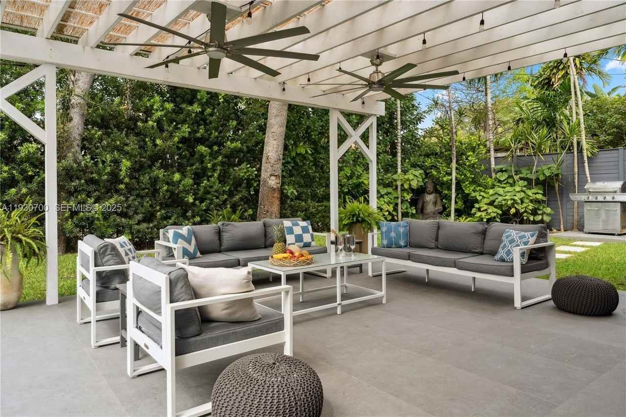 685 Northeast 50th Terrace - Photo 6 of 40