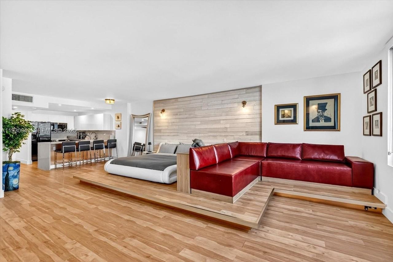 2301 Collins Ave #714 - Photo 4 of 23