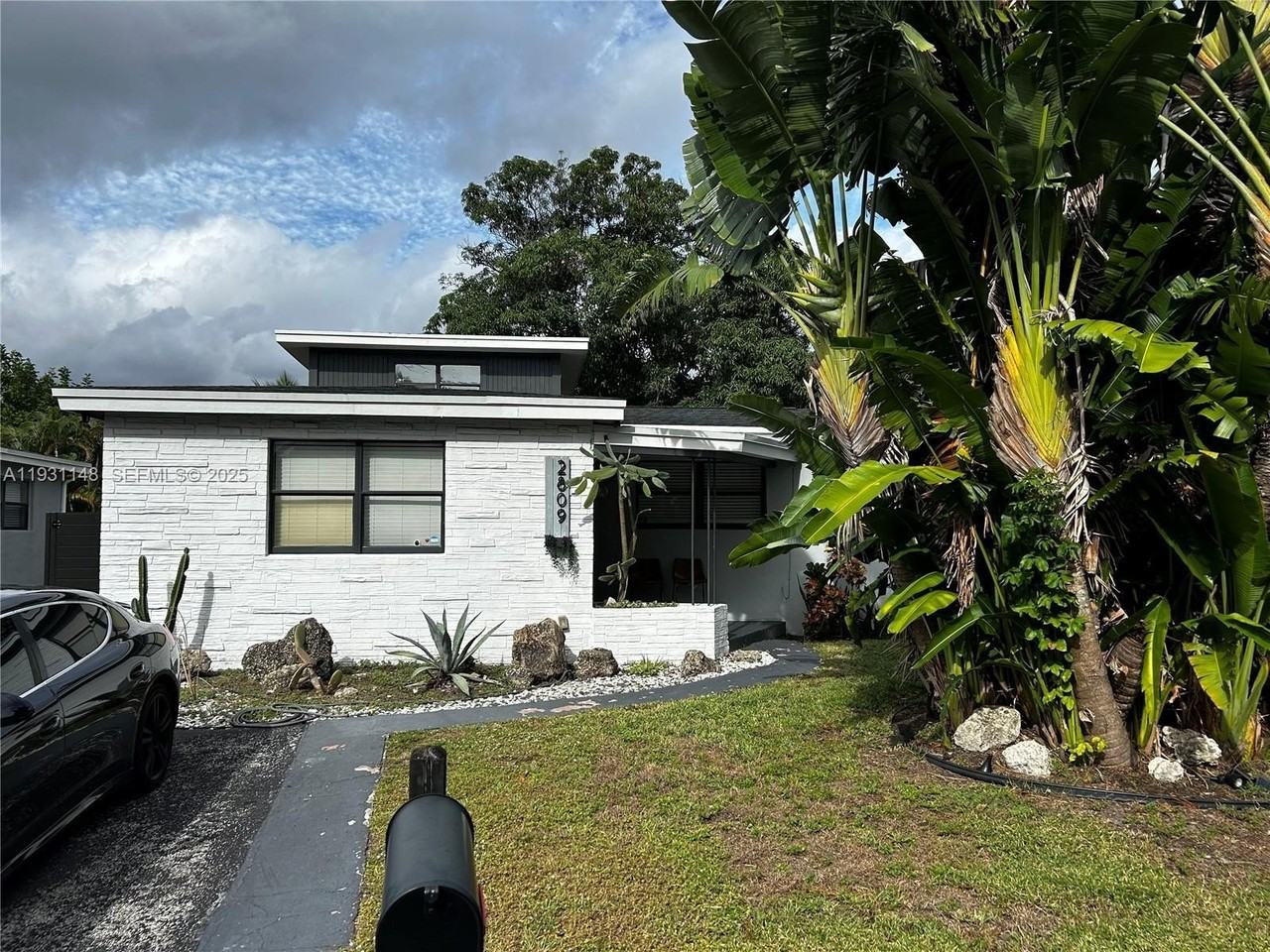 2809 Sw 8th St #B - Photo 2 of 24