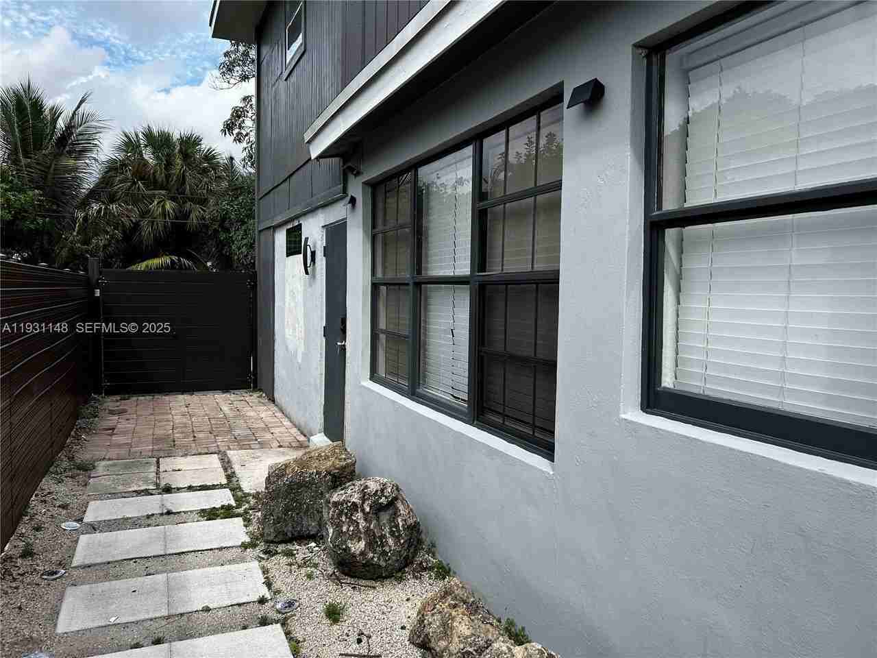 2809 Sw 8th St #B - Photo 6 of 24