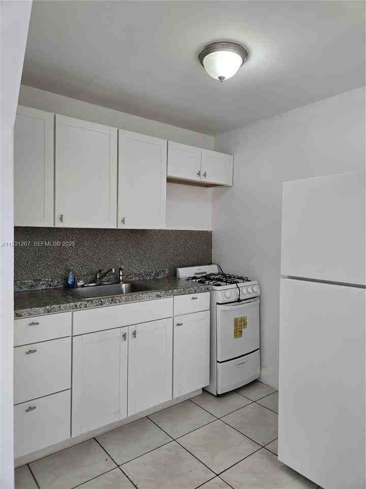 2325 Madison St #2 - Photo 6 of 14