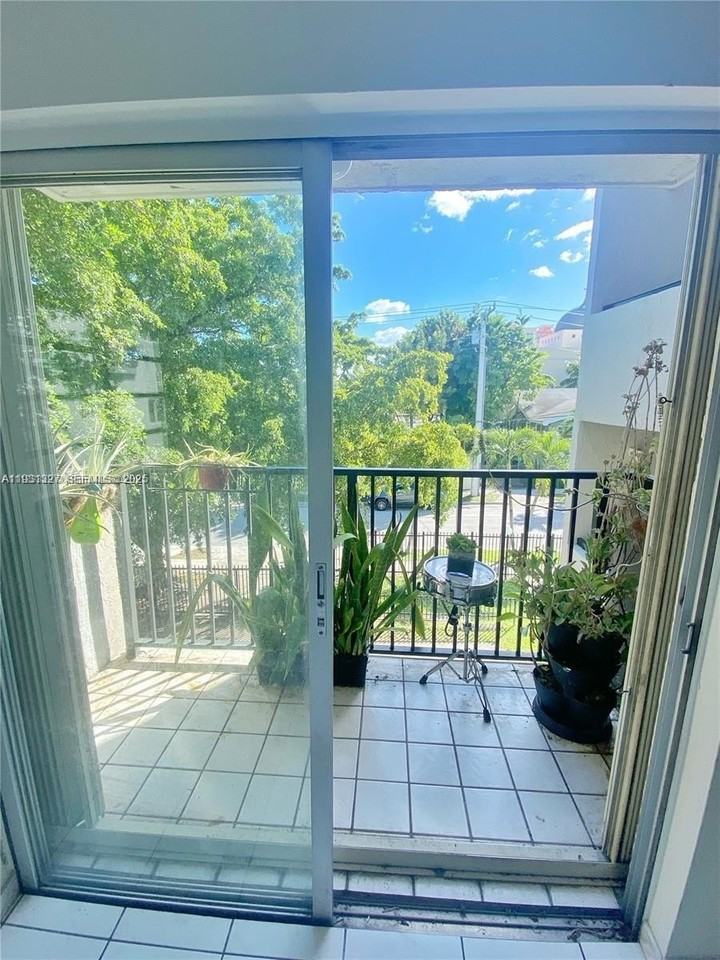 1337 Nw 1st St #8 - Photo 5 of 10