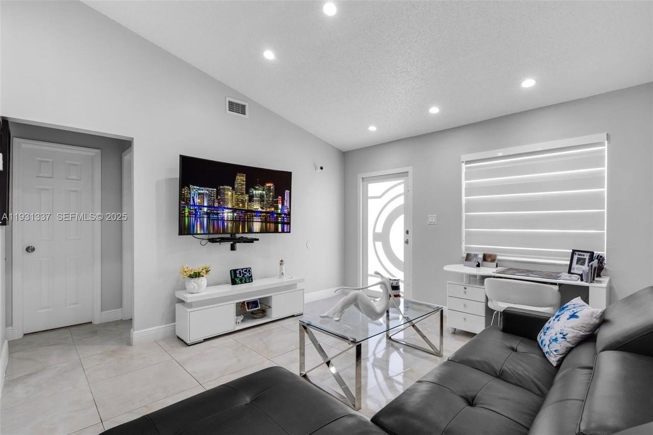 2140 W 53rd St #2140 - Photo 2 of 33