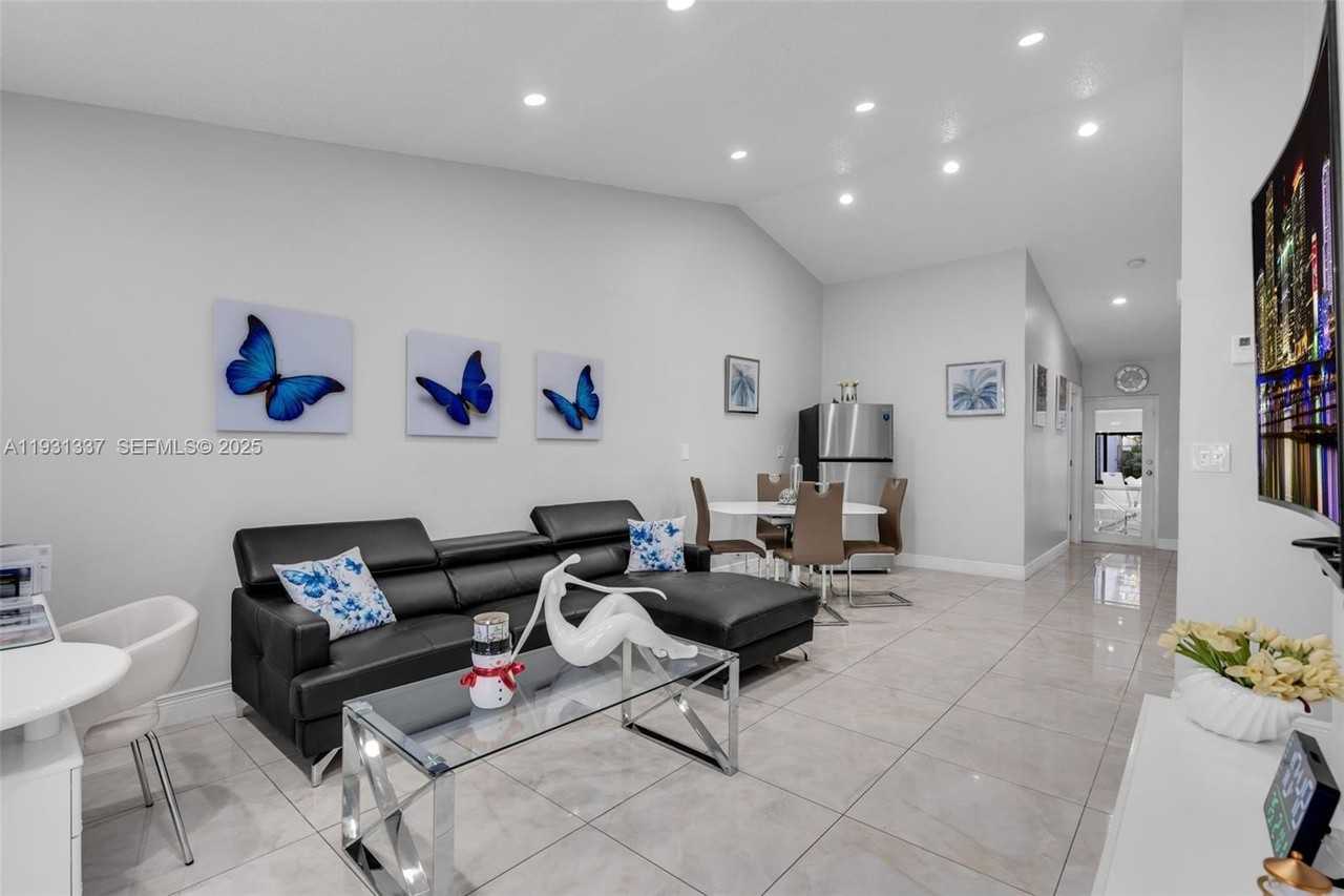 2140 W 53rd St #2140 - Photo 7 of 33