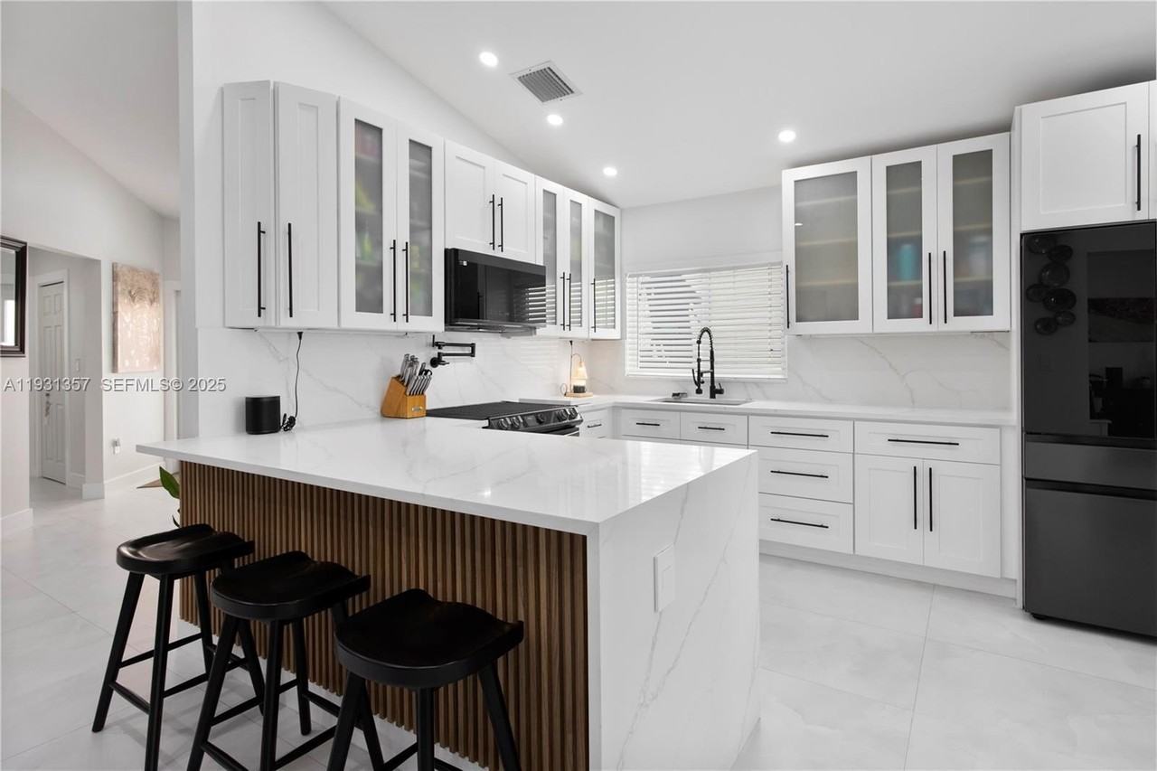 18501 Nw 55th Ave - Photo 3 of 49