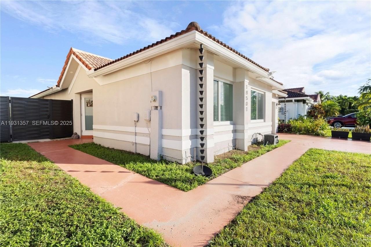 18501 Nw 55th Ave - Photo 4 of 49