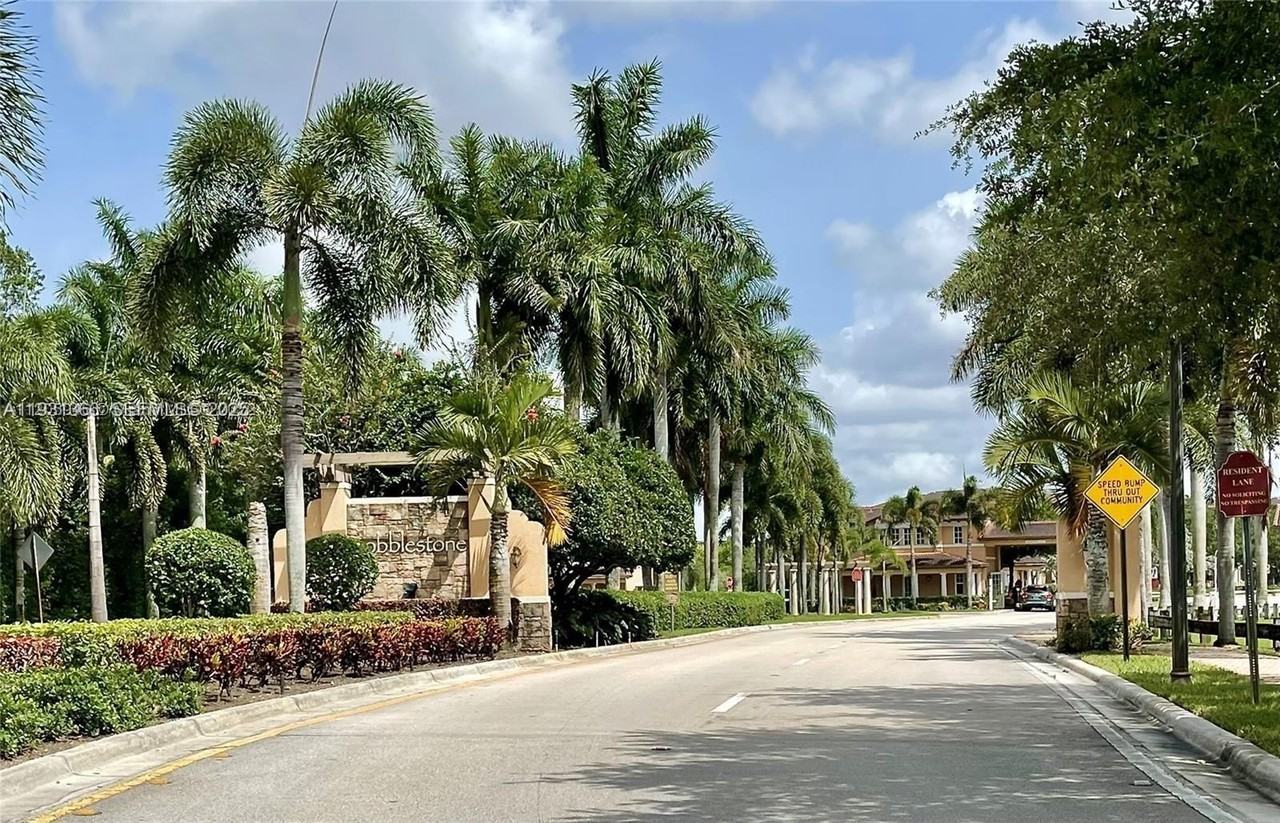 14615 Southwest 14th Street #14615 - Photo 4 of 50