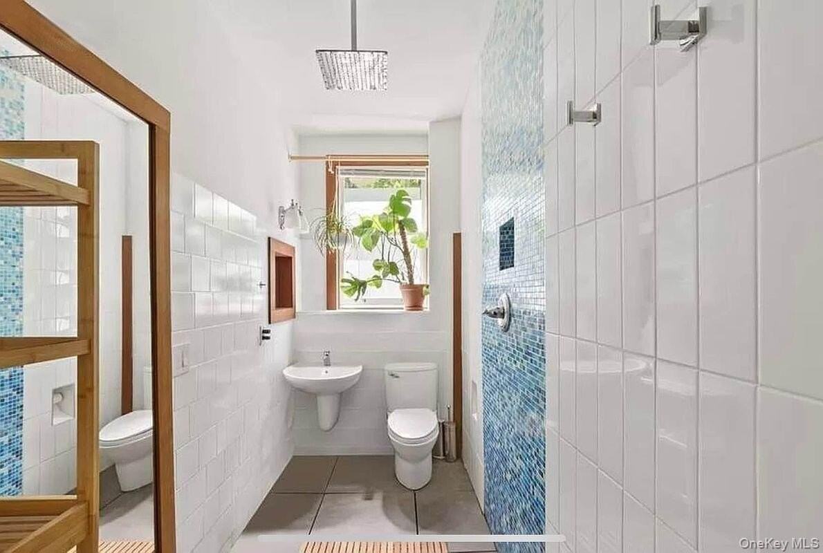 362 W 30th St - Photo 2 of 5