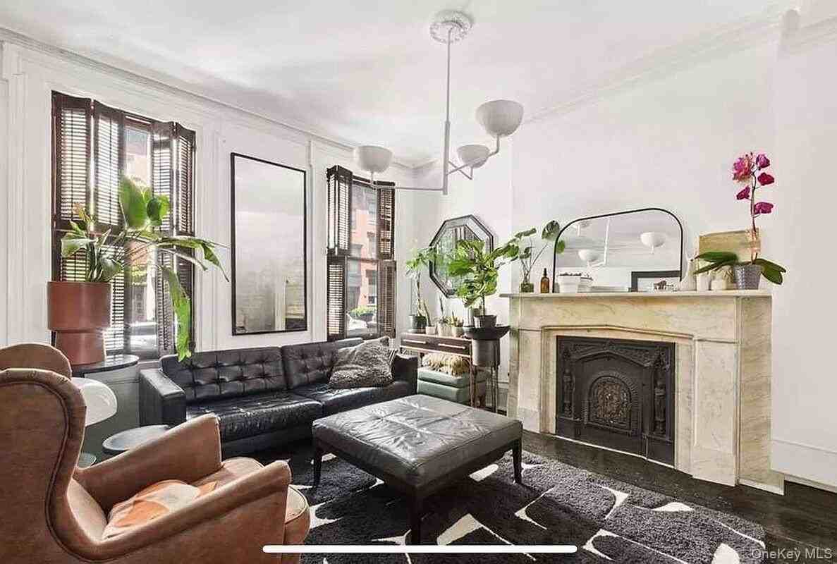 362 W 30th St - Photo 4 of 5