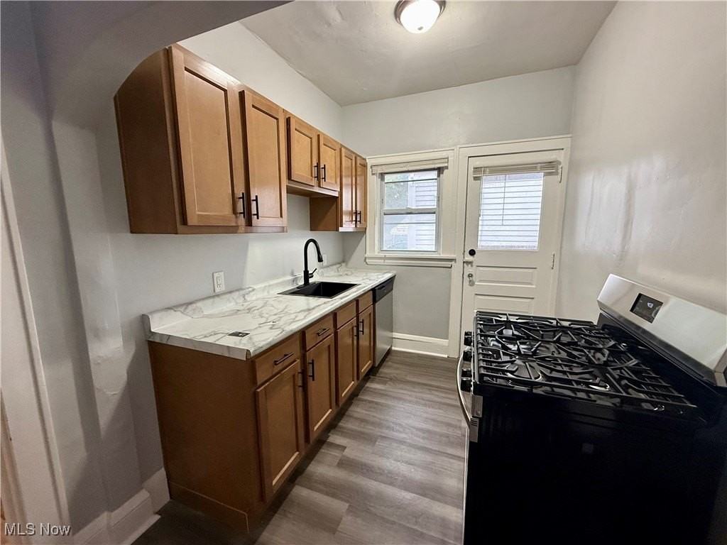 810 Thayer St Apt 3 #3 - Photo 4 of 16