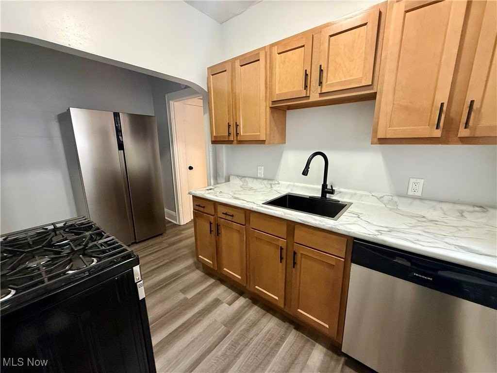 810 Thayer St Apt 3 #3 - Photo 5 of 16