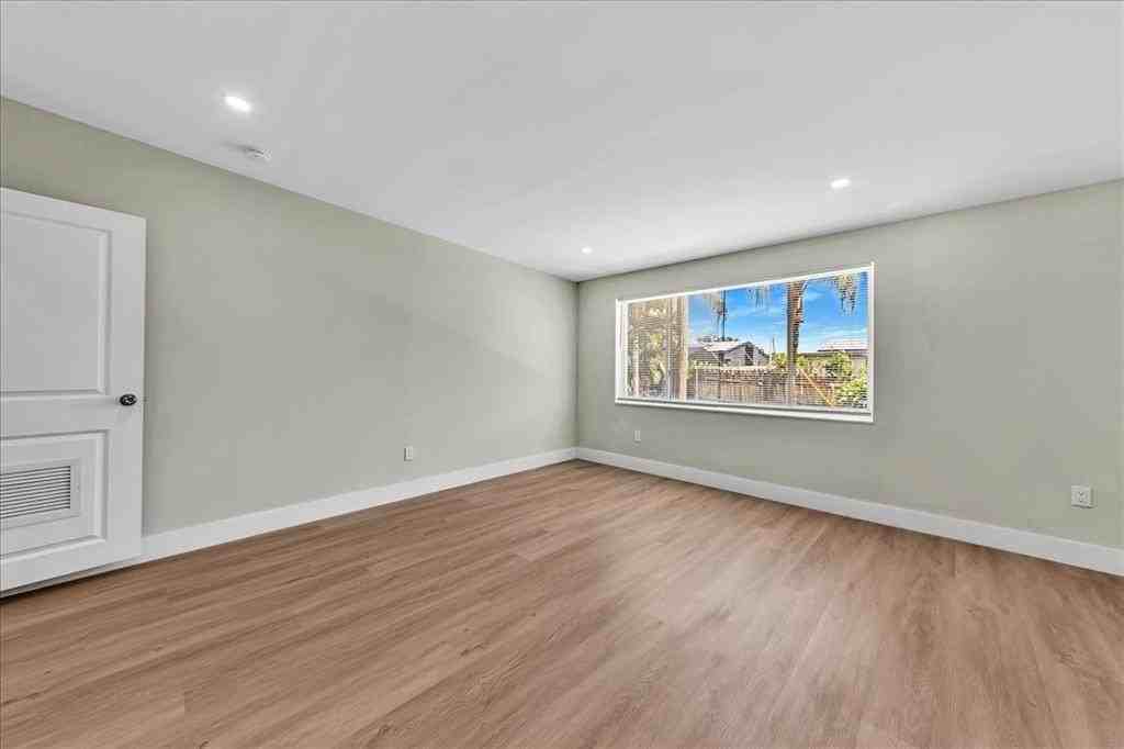 5324 Northeast 1st Avenue - Photo 7 of 8