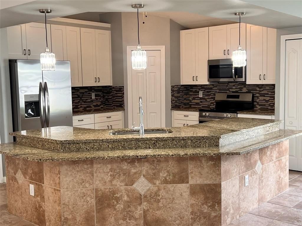 1301 Gahaf Avenue - Photo 5 of 13