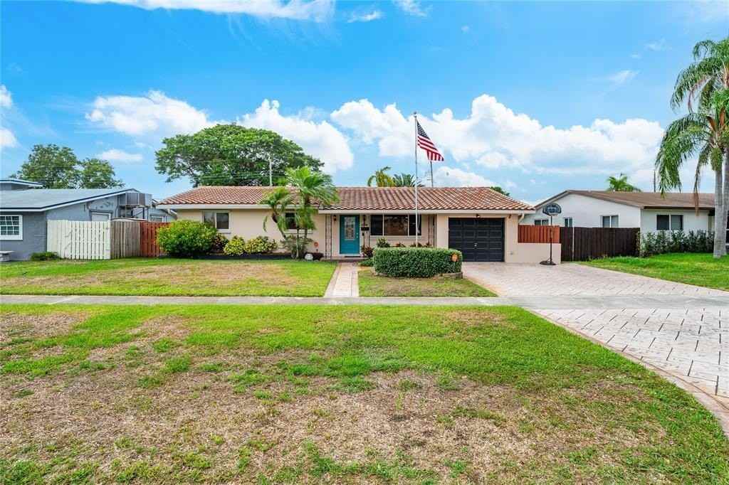 1512 E Hawthorne Cir - Photo 2 of 24