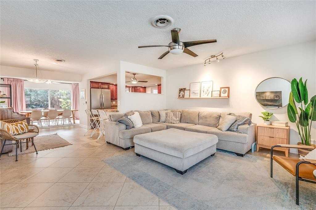 1512 E Hawthorne Cir - Photo 3 of 24