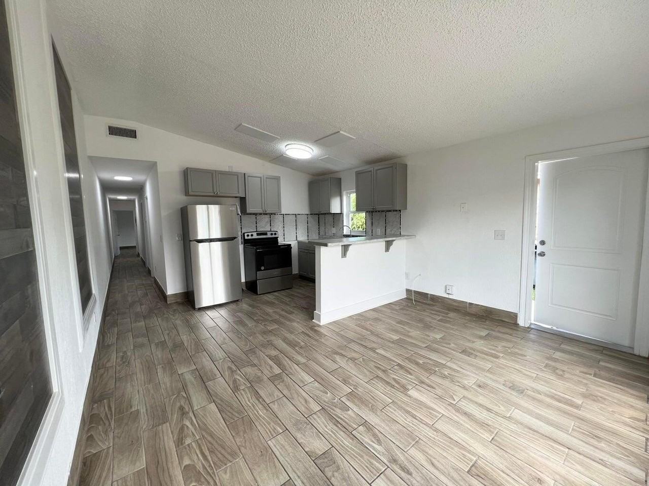 1050 W 7th St - Photo 3 of 15