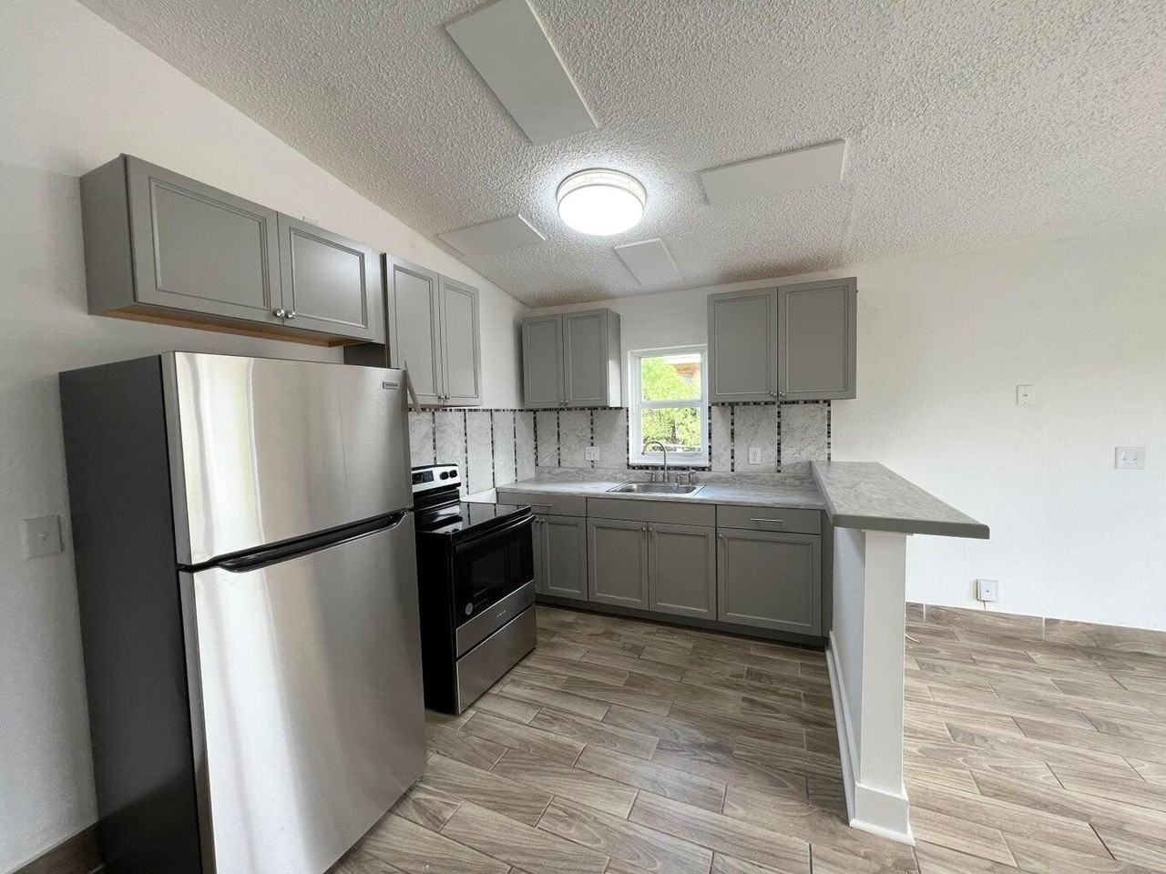 1050 W 7th St - Photo 4 of 15