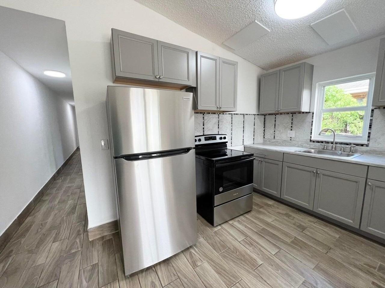 1050 W 7th St - Photo 5 of 15