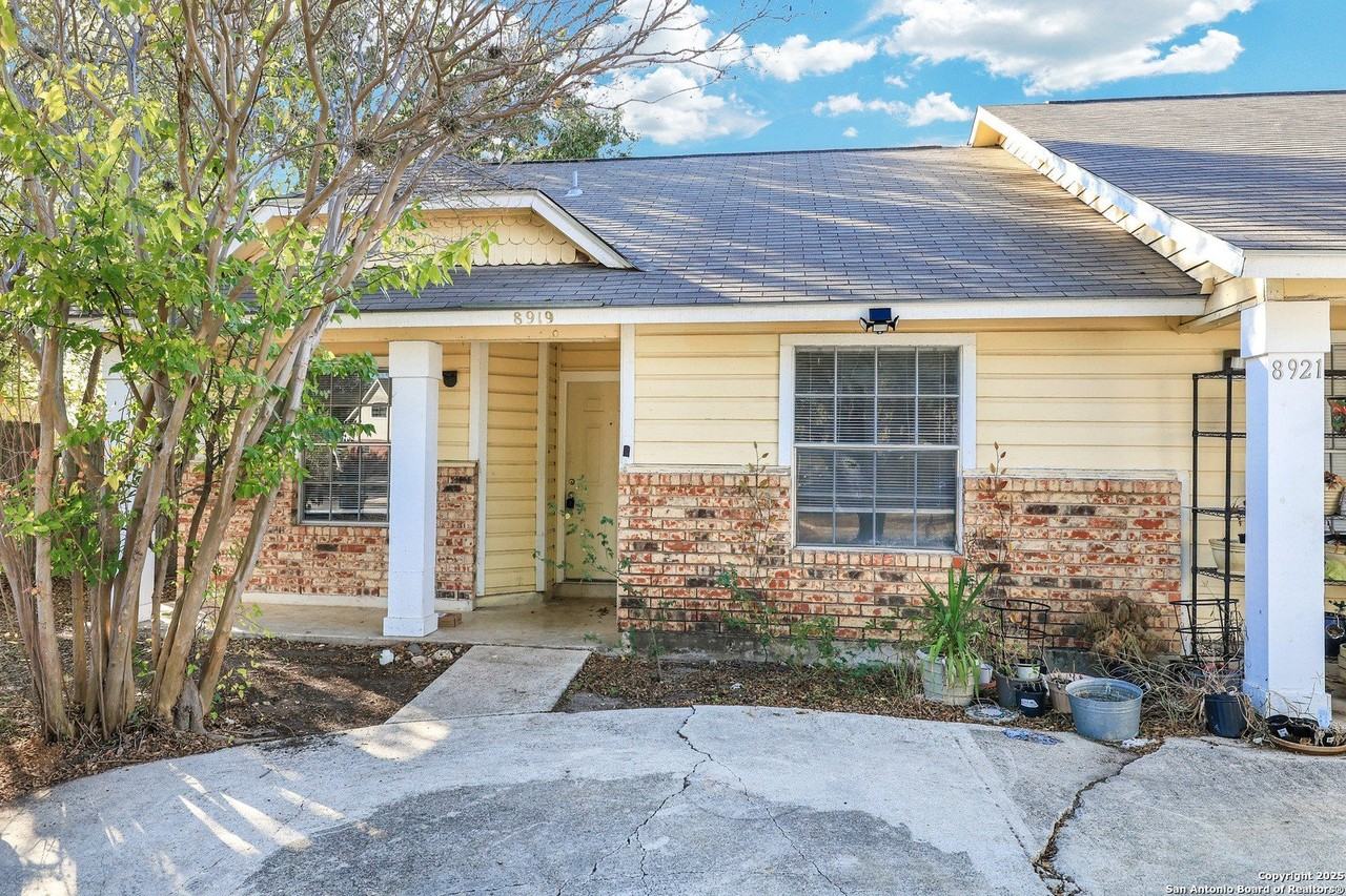 8919 Shadow Wood Ln - Photo 2 of 24