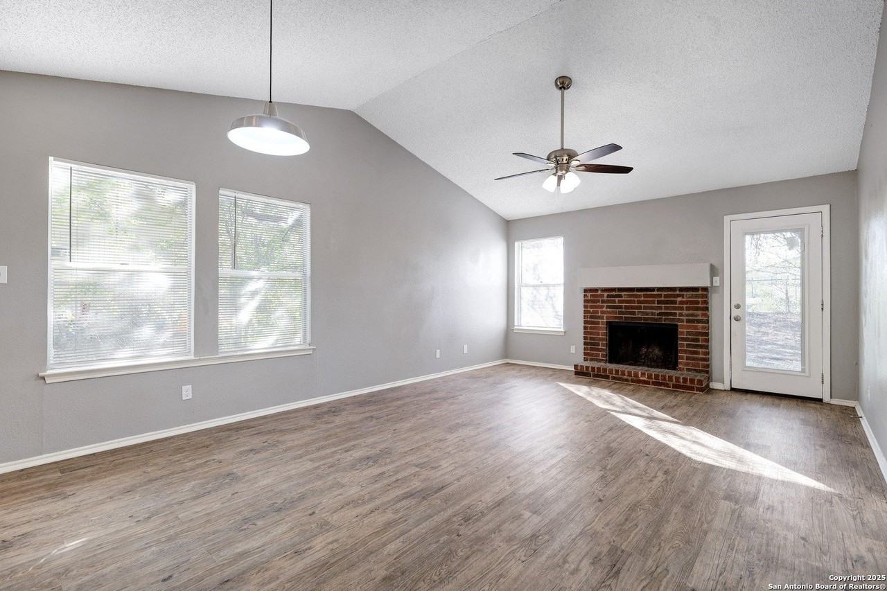 8919 Shadow Wood Ln - Photo 4 of 24