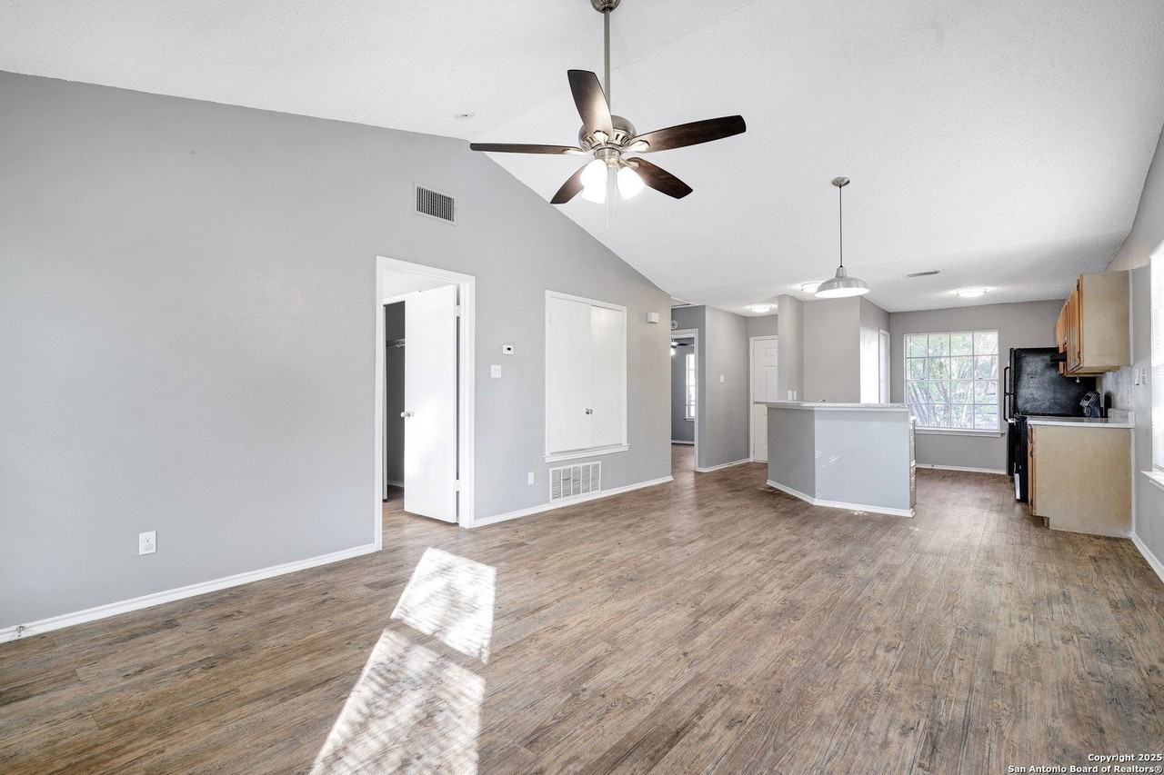 8919 Shadow Wood Ln - Photo 6 of 24