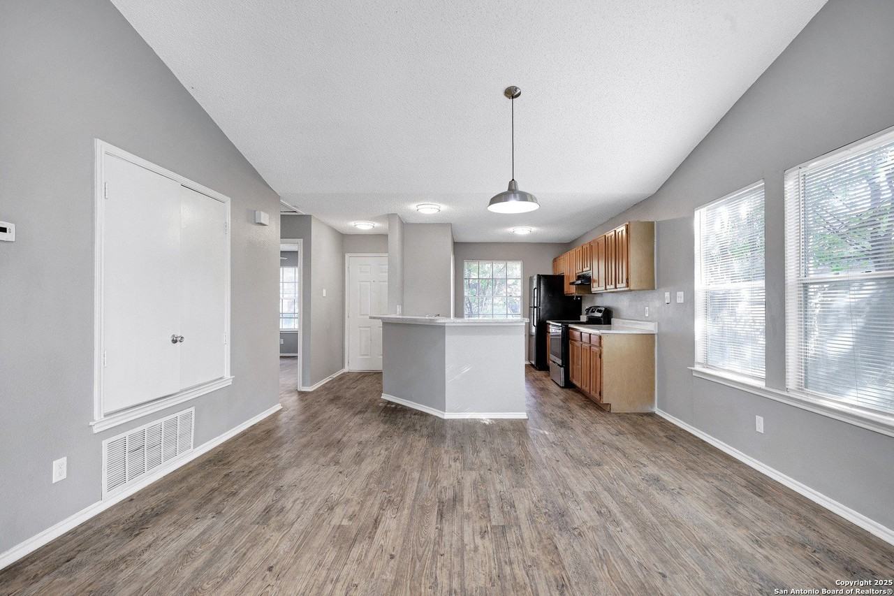 8919 Shadow Wood Ln - Photo 7 of 24