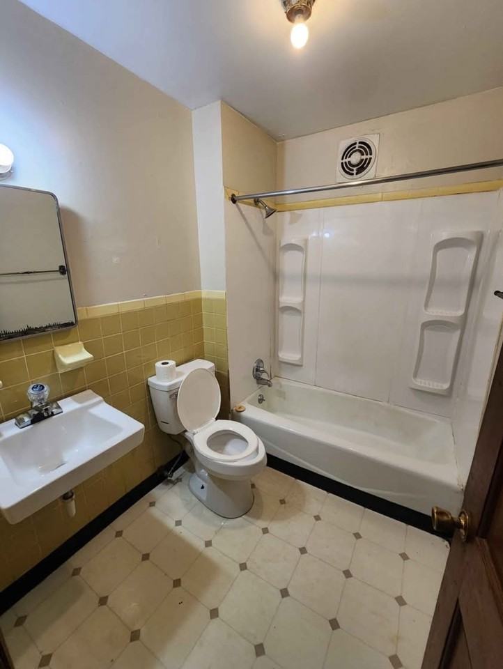 1130 East 9th Street #3 - Photo 4 of 7