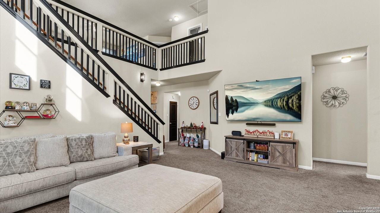 13930 Caprese Hill - Photo 5 of 35