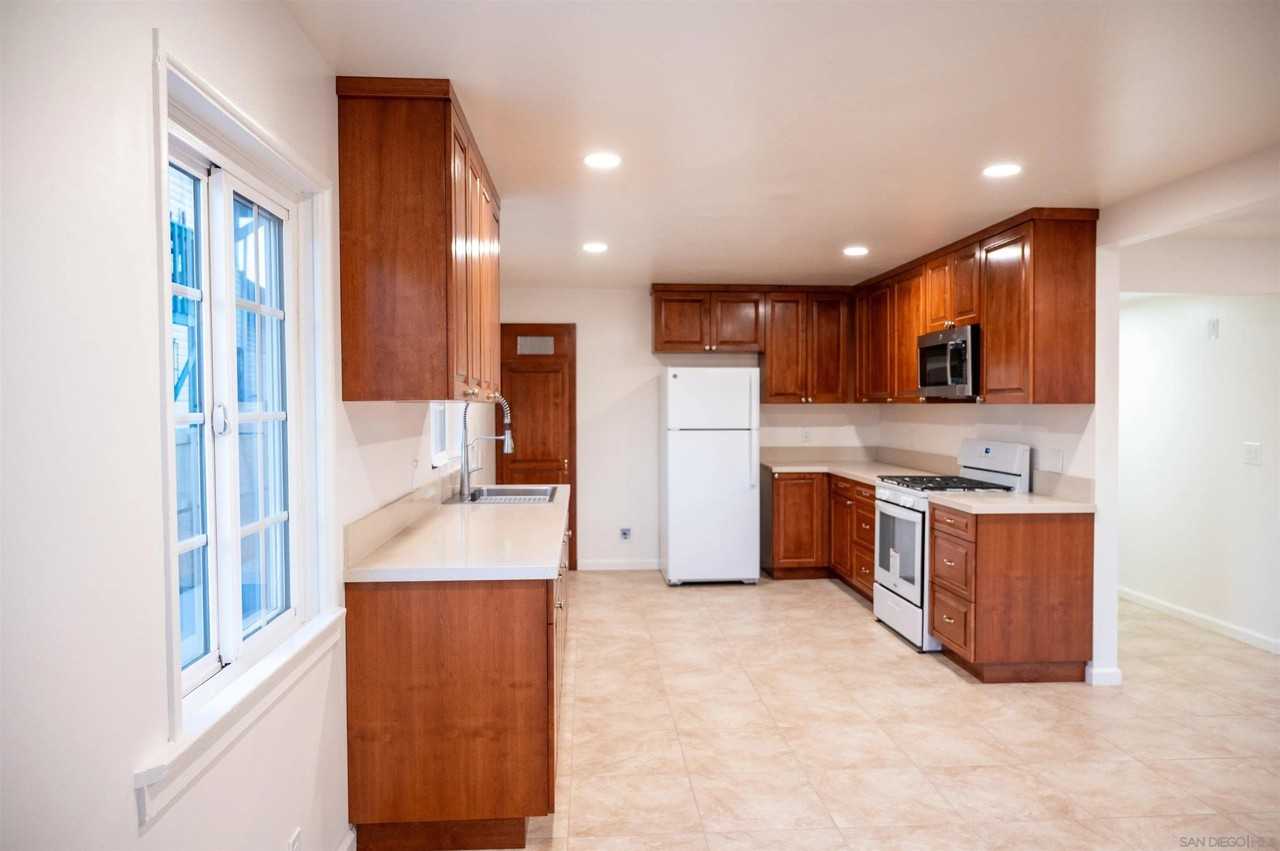 1309 E 1st St - Photo 3 of 20