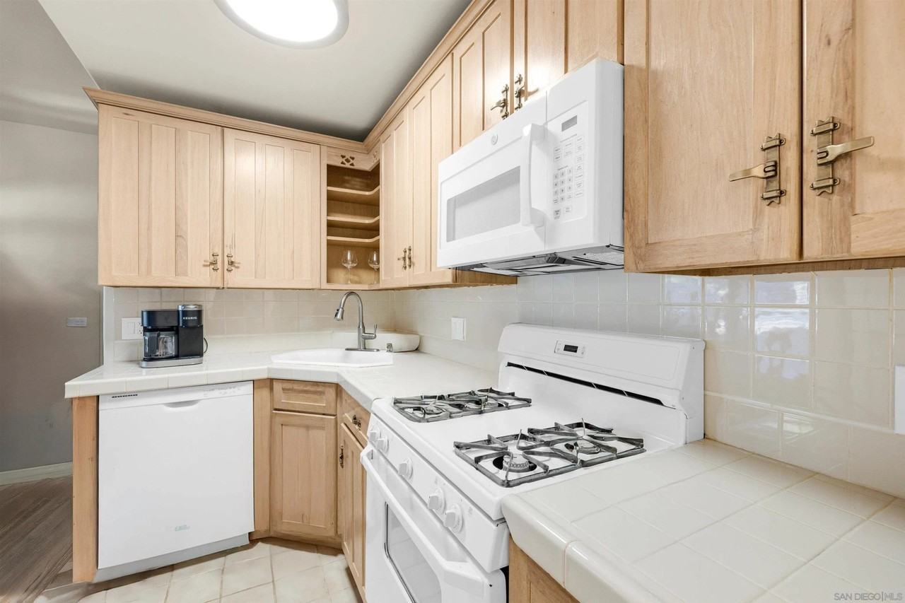 2015 2nd Street #2015 - Photo 3 of 11