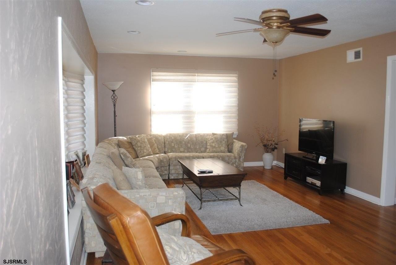 110 North Gladstone Avenue - Photo 3 of 24