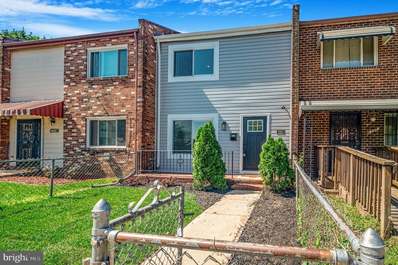 1325 Barnaby Terrace Southeast - Photo 2 of 26