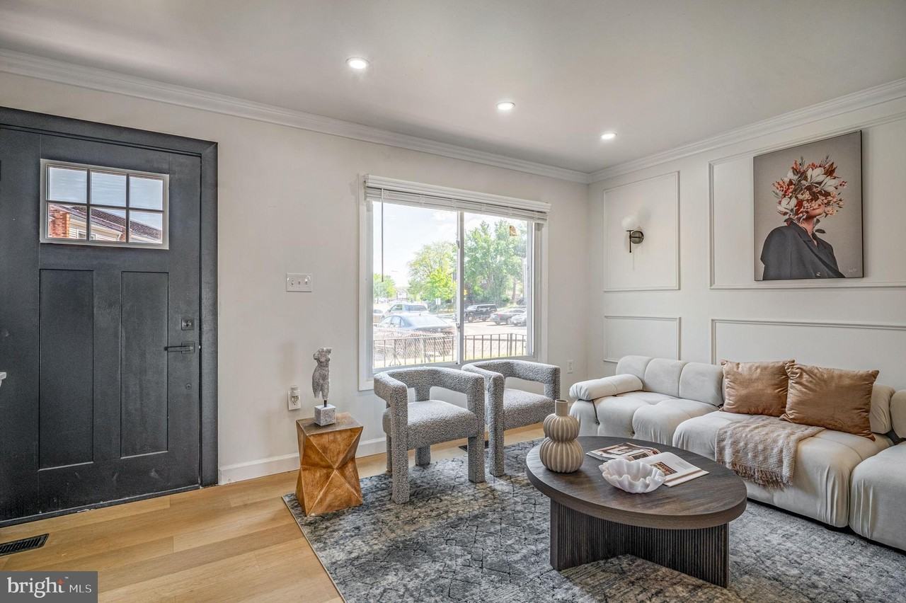 1325 Barnaby Terrace Southeast - Photo 5 of 26