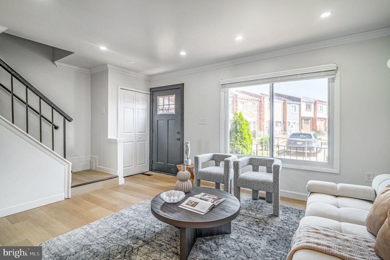 1325 Barnaby Terrace Southeast - Photo 6 of 26