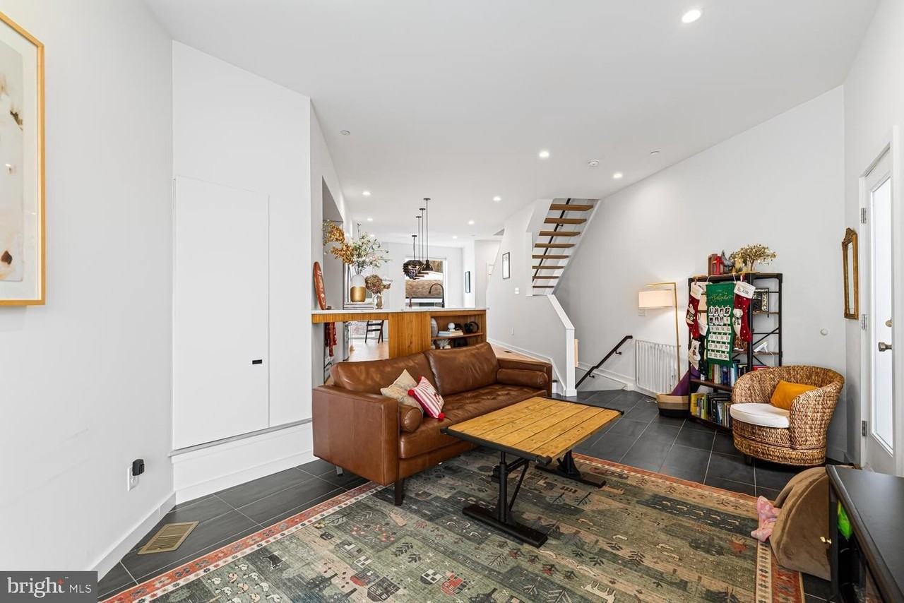 237 Krams Avenue - Photo 4 of 31