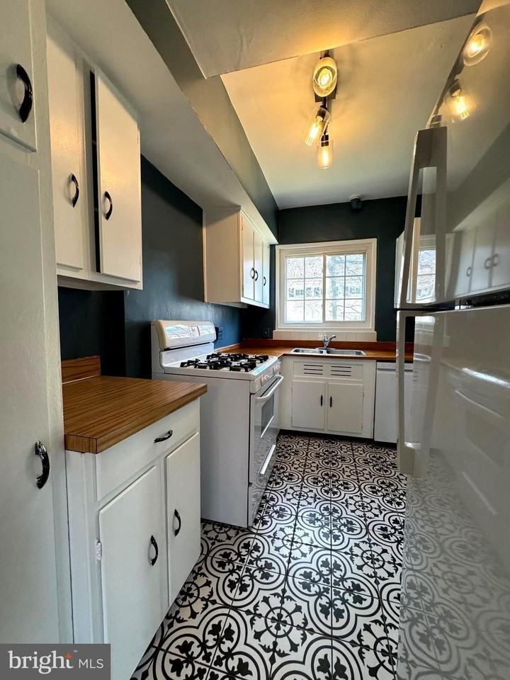 1726 Preston Road - Photo 7 of 16