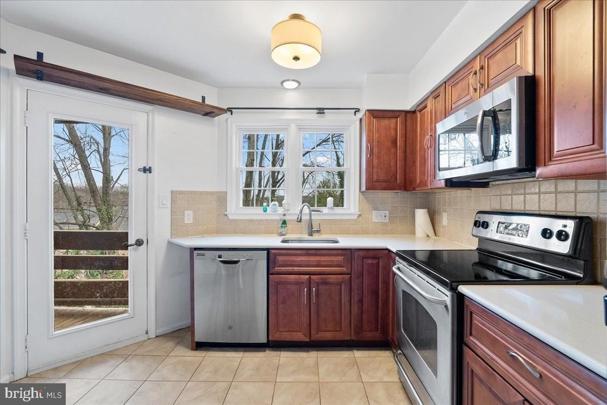 11146 Beaver Trail Ct - Photo 5 of 17