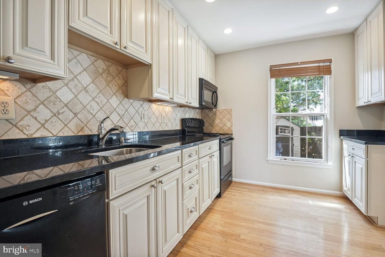 2772 Knollside Lane - Photo 2 of 26