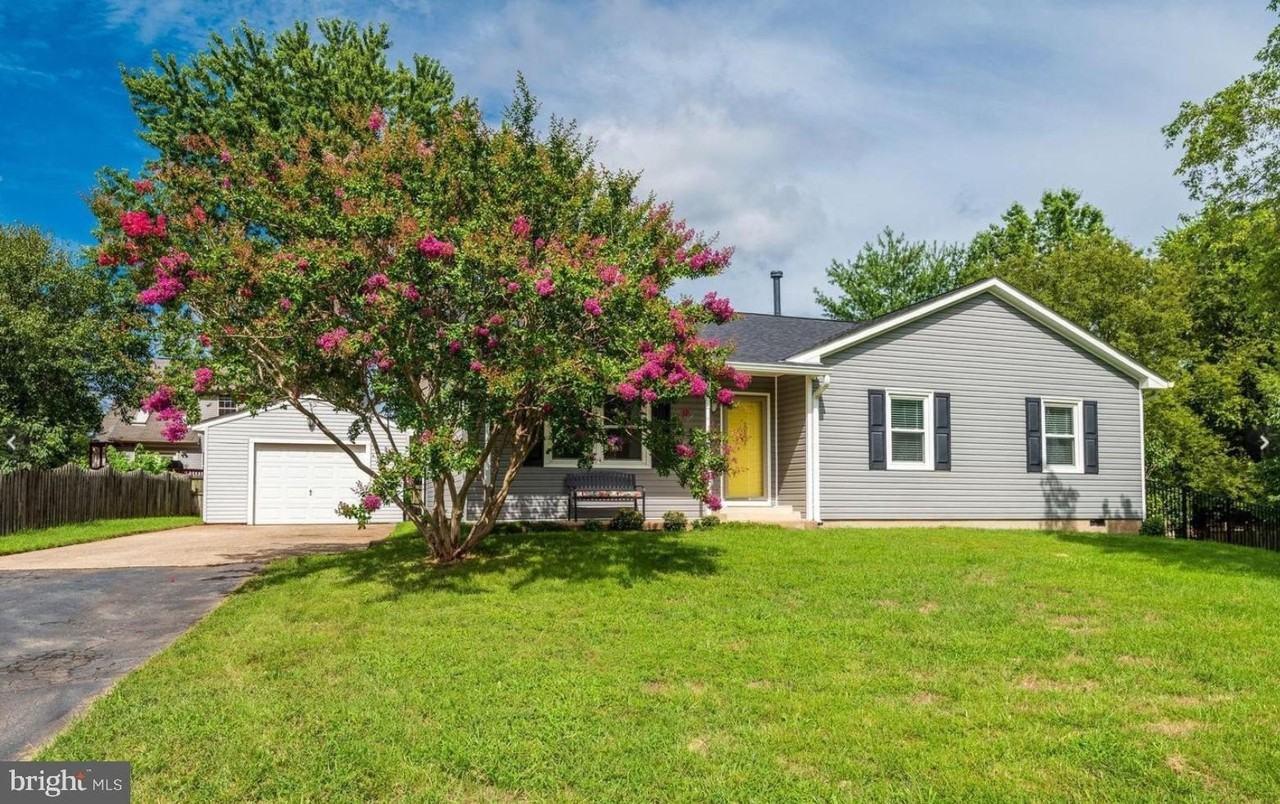 10121 Cheswick Court - Photo 2 of 26